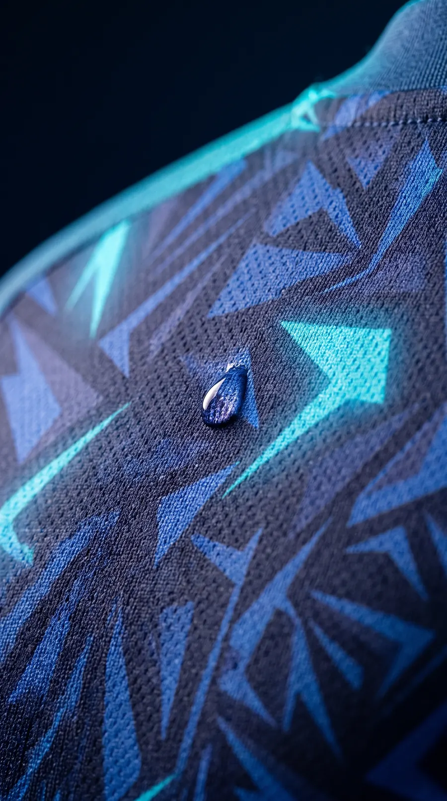 Detalle de la tela con gota de sangre azul